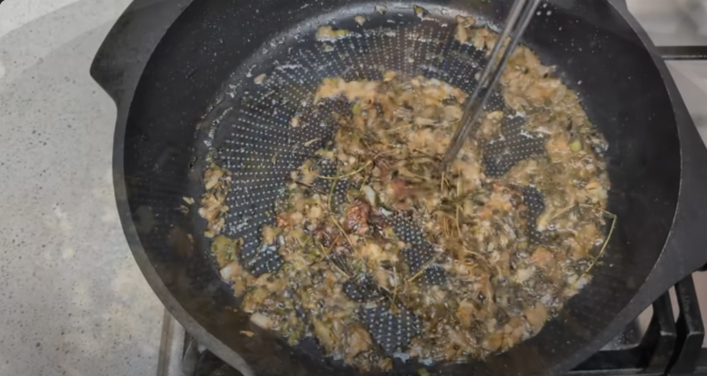 Vepřové kotlety na víně v krémové parmazánovo-hořčičné omáčce s bylinkami