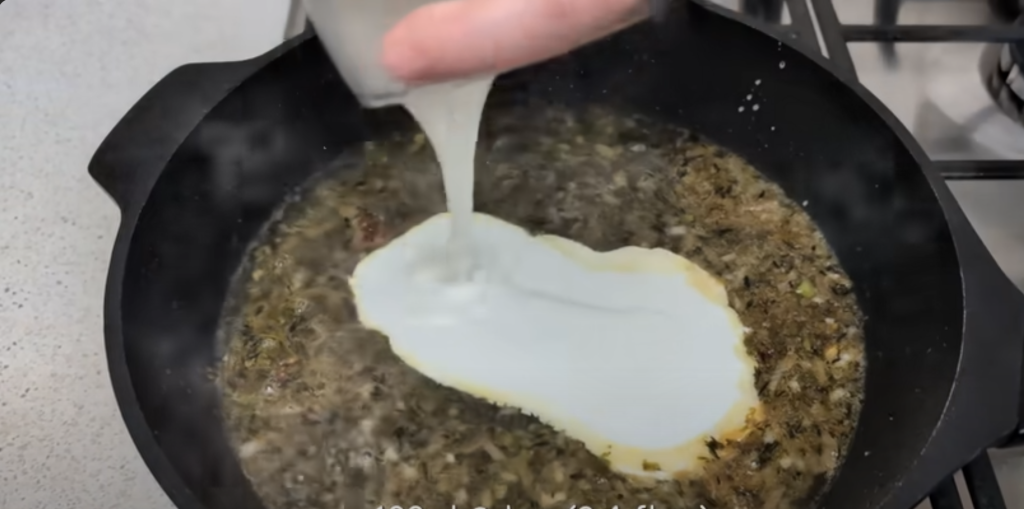 Vepřové kotlety na víně v krémové parmazánovo-hořčičné omáčce s bylinkami