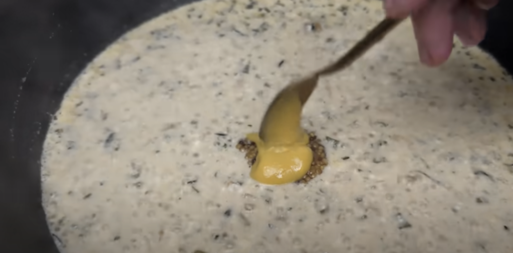 Vepřové kotlety na víně v krémové parmazánovo-hořčičné omáčce s bylinkami