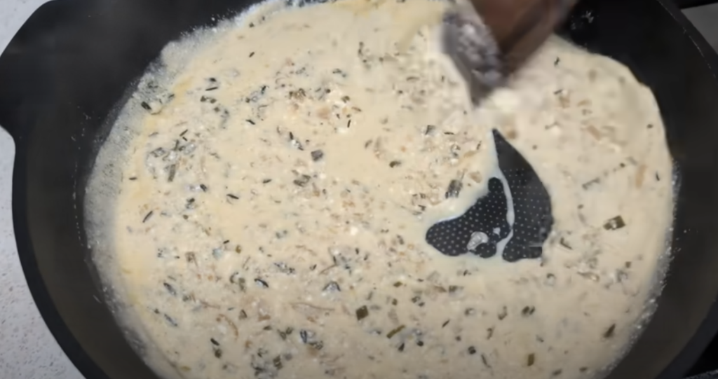 Vepřové kotlety na víně v krémové parmazánovo-hořčičné omáčce s bylinkami