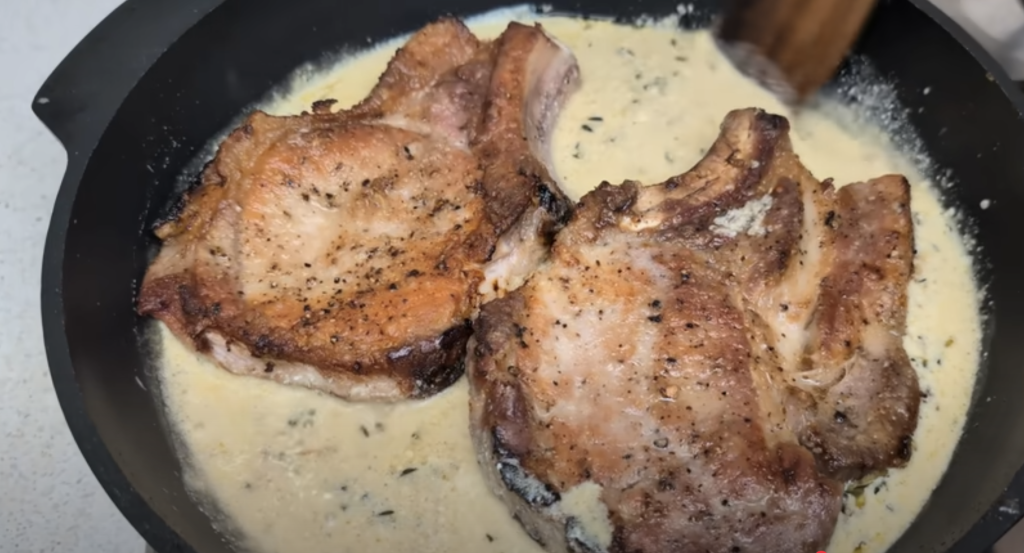 Vepřové kotlety na víně v krémové parmazánovo-hořčičné omáčce s bylinkami