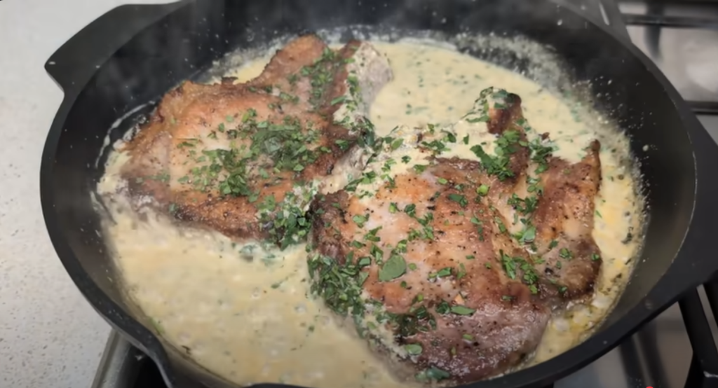 Vepřové kotlety na víně v krémové parmazánovo-hořčičné omáčce s bylinkami