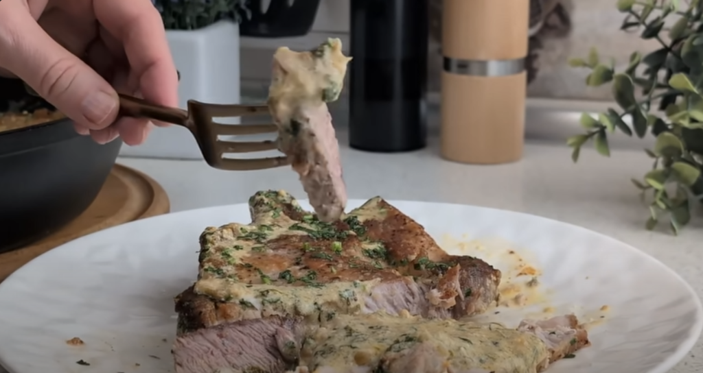 Vepřové kotlety na víně v krémové parmazánovo-hořčičné omáčce s bylinkami