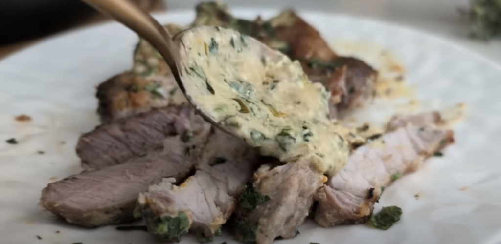 Vepřové kotlety na víně v krémové parmazánovo-hořčičné omáčce s bylinkami