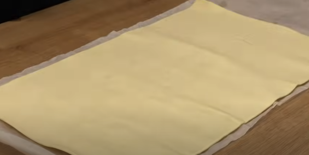 Listové kvítky plněné lahodnou směsí tvarohu, fety, šunky a sýrů, podávané s jemnou paprikovo-sýrovou omáčkou