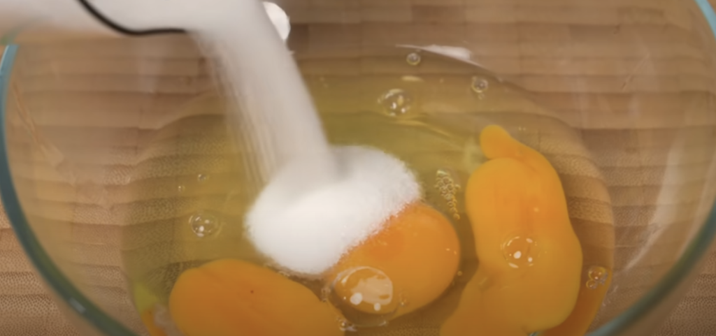 Mřížkový koláč s karamelizovanými jablky a vanilkovým pudinkem – skvělá volba pro chladné podzimní dny, kdy potěší vůní i chutí