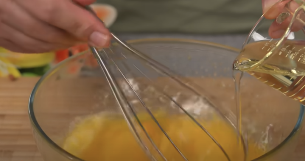 Mřížkový koláč s karamelizovanými jablky a vanilkovým pudinkem – skvělá volba pro chladné podzimní dny, kdy potěší vůní i chutí