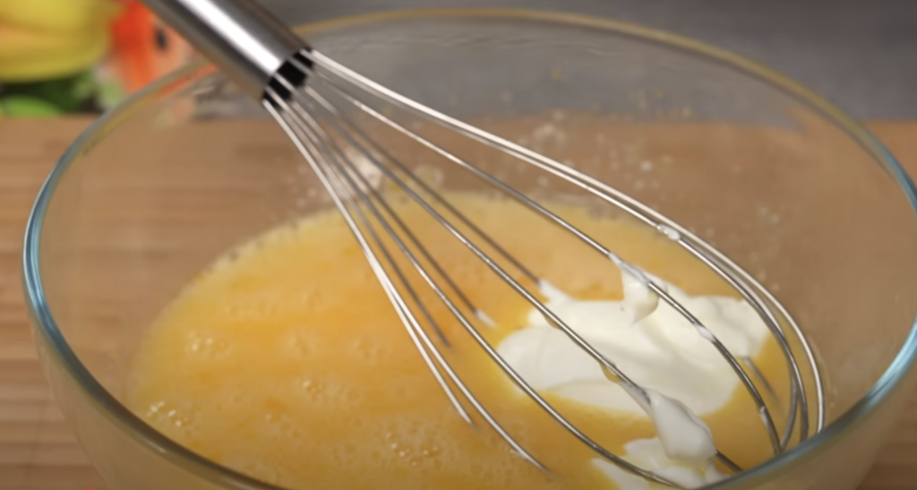 Mřížkový koláč s karamelizovanými jablky a vanilkovým pudinkem – skvělá volba pro chladné podzimní dny, kdy potěší vůní i chutí