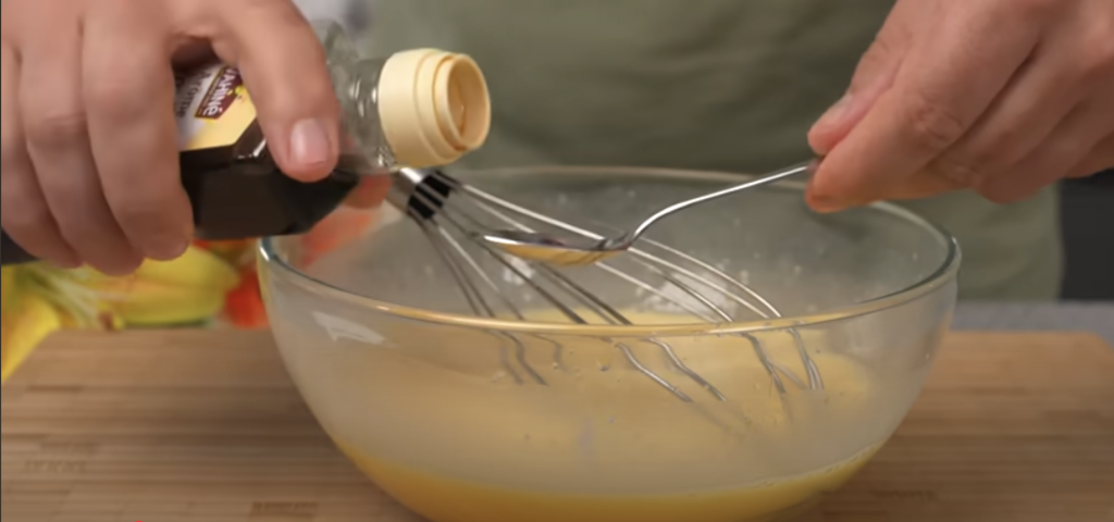 Mřížkový koláč s karamelizovanými jablky a vanilkovým pudinkem – skvělá volba pro chladné podzimní dny, kdy potěší vůní i chutí