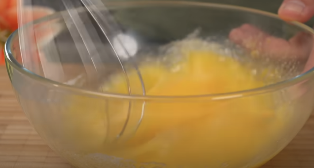 Mřížkový koláč s karamelizovanými jablky a vanilkovým pudinkem – skvělá volba pro chladné podzimní dny, kdy potěší vůní i chutí