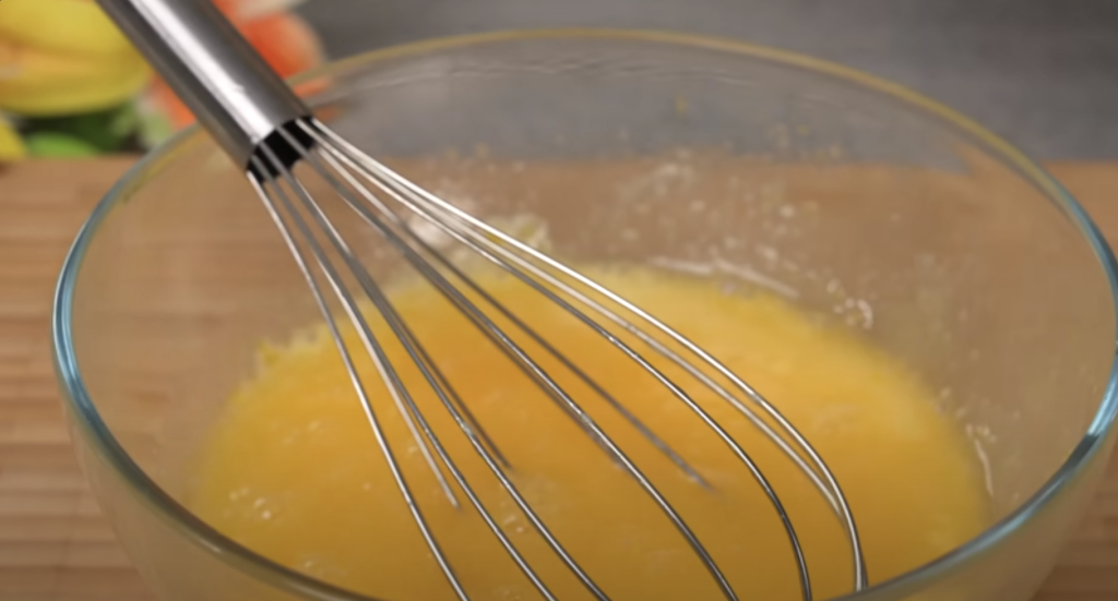 Mřížkový koláč s karamelizovanými jablky a vanilkovým pudinkem – skvělá volba pro chladné podzimní dny, kdy potěší vůní i chutí