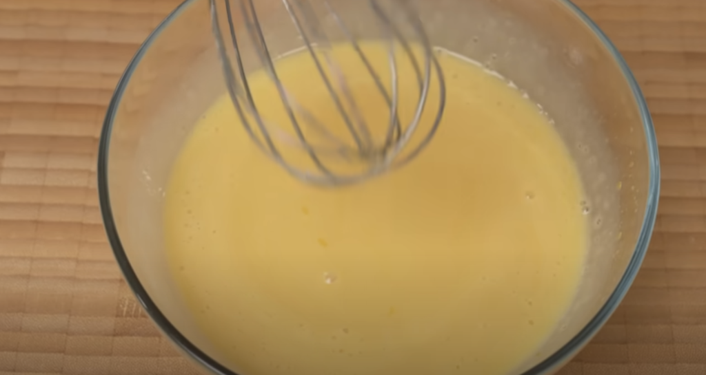 Mřížkový koláč s karamelizovanými jablky a vanilkovým pudinkem – skvělá volba pro chladné podzimní dny, kdy potěší vůní i chutí