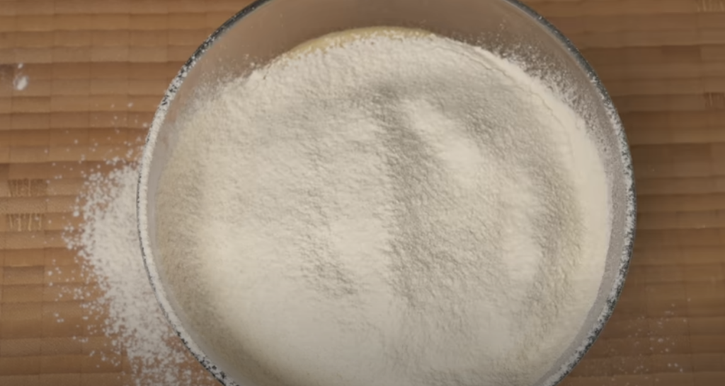 Mřížkový koláč s karamelizovanými jablky a vanilkovým pudinkem – skvělá volba pro chladné podzimní dny, kdy potěší vůní i chutí