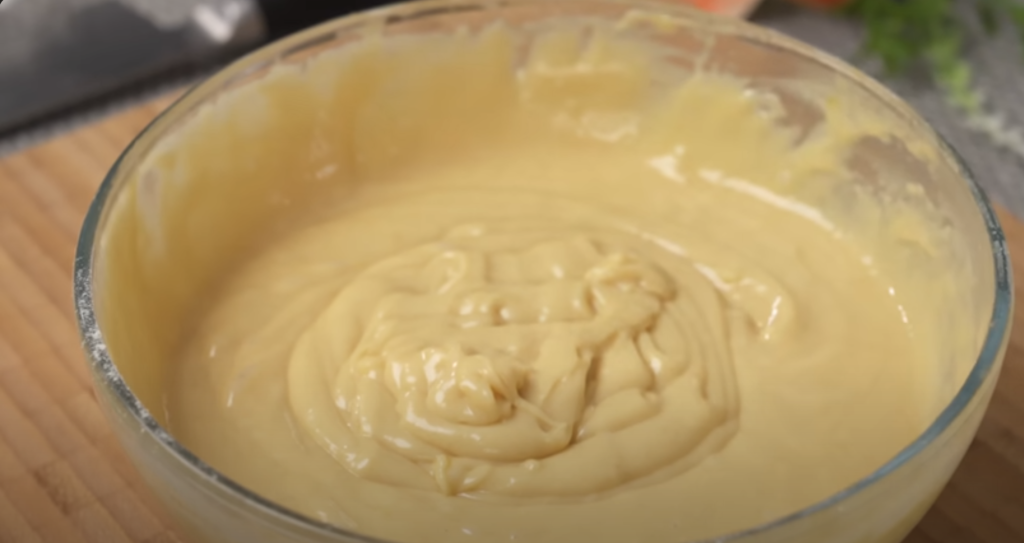 Mřížkový koláč s karamelizovanými jablky a vanilkovým pudinkem – skvělá volba pro chladné podzimní dny, kdy potěší vůní i chutí