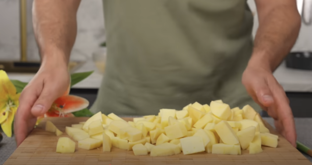 Mřížkový koláč s karamelizovanými jablky a vanilkovým pudinkem – skvělá volba pro chladné podzimní dny, kdy potěší vůní i chutí