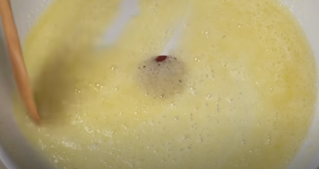 Mřížkový koláč s karamelizovanými jablky a vanilkovým pudinkem – skvělá volba pro chladné podzimní dny, kdy potěší vůní i chutí