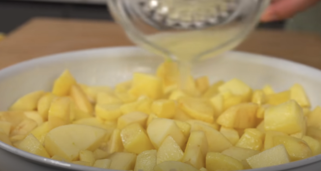 Mřížkový koláč s karamelizovanými jablky a vanilkovým pudinkem – skvělá volba pro chladné podzimní dny, kdy potěší vůní i chutí