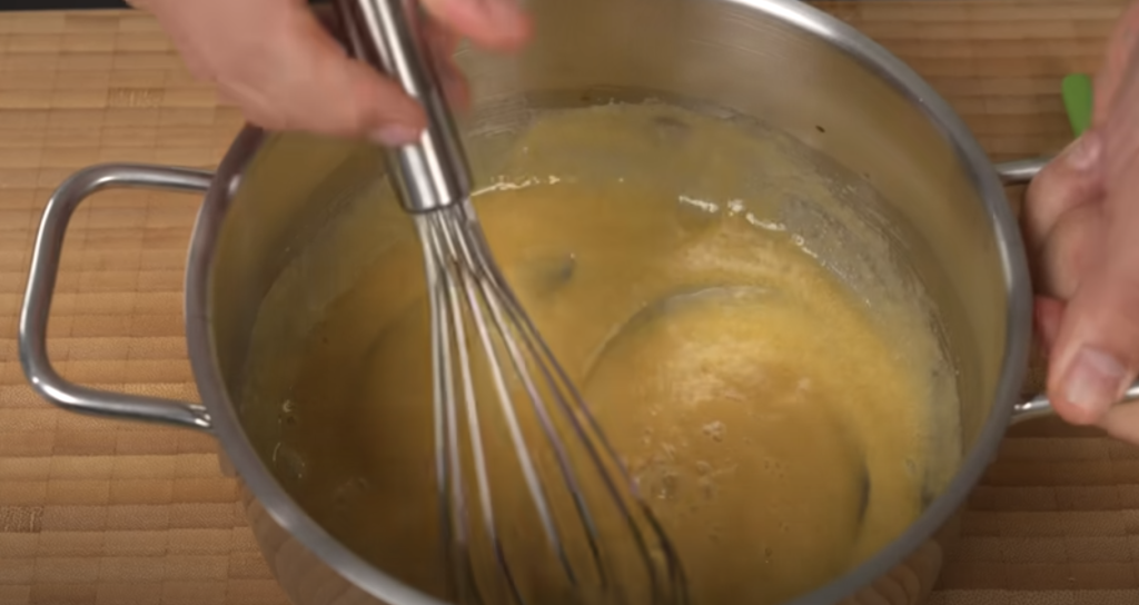 Mřížkový koláč s karamelizovanými jablky a vanilkovým pudinkem – skvělá volba pro chladné podzimní dny, kdy potěší vůní i chutí