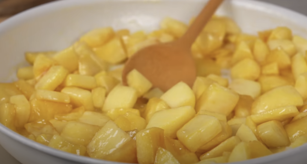 Mřížkový koláč s karamelizovanými jablky a vanilkovým pudinkem – skvělá volba pro chladné podzimní dny, kdy potěší vůní i chutí