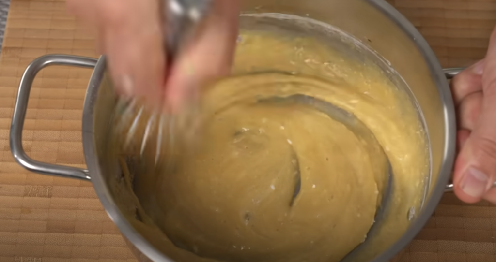 Mřížkový koláč s karamelizovanými jablky a vanilkovým pudinkem – skvělá volba pro chladné podzimní dny, kdy potěší vůní i chutí