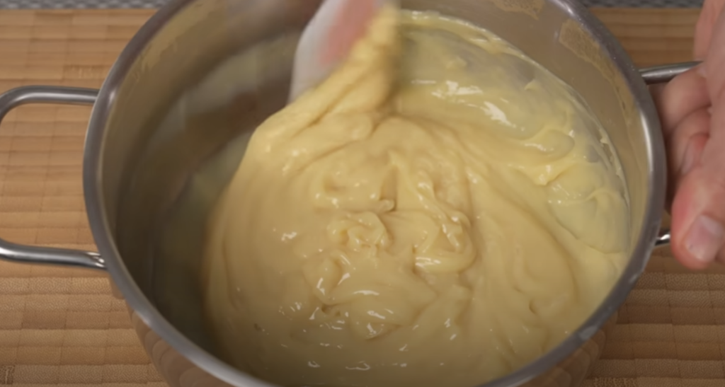 Mřížkový koláč s karamelizovanými jablky a vanilkovým pudinkem – skvělá volba pro chladné podzimní dny, kdy potěší vůní i chutí