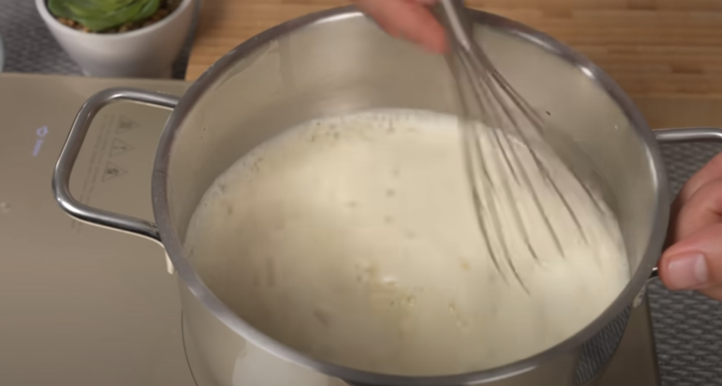 Mřížkový koláč s karamelizovanými jablky a vanilkovým pudinkem – skvělá volba pro chladné podzimní dny, kdy potěší vůní i chutí