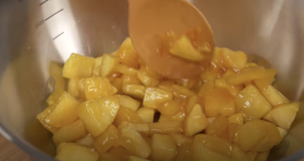 Mřížkový jablečný koláč s vanilkovým pudinkem a karamelizovanými jablky – vláčný a voňavý dezert