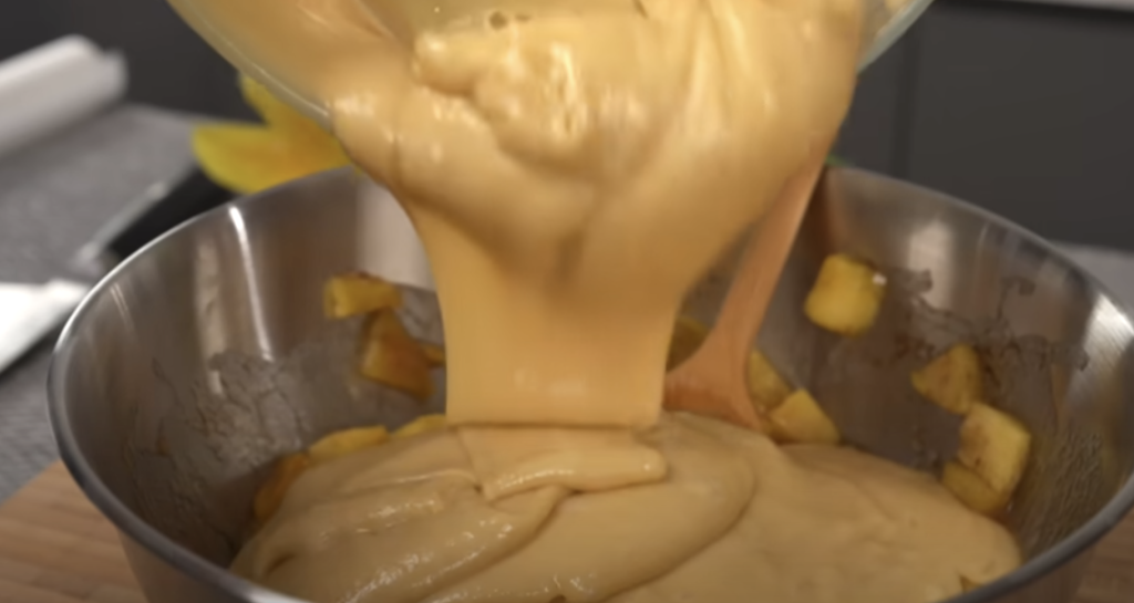 Mřížkový koláč s karamelizovanými jablky a vanilkovým pudinkem – skvělá volba pro chladné podzimní dny, kdy potěší vůní i chutí