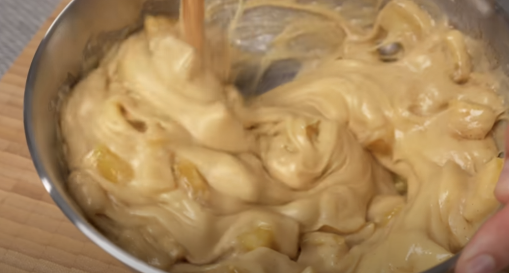 Mřížkový jablečný koláč s vanilkovým pudinkem a karamelizovanými jablky – vláčný a voňavý dezert