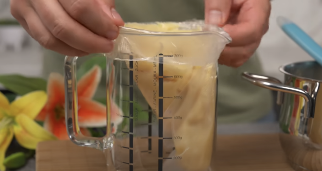 Mřížkový jablečný koláč s vanilkovým pudinkem a karamelizovanými jablky – vláčný a voňavý dezert