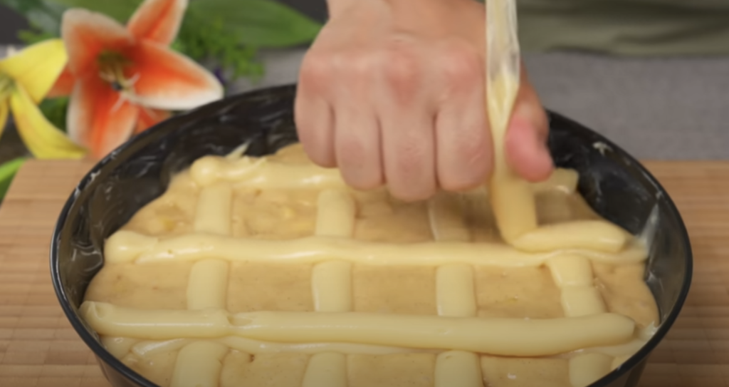 Mřížkový jablečný koláč s vanilkovým pudinkem a karamelizovanými jablky – vláčný a voňavý dezert