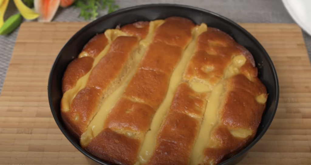 Mřížkový jablečný koláč s vanilkovým pudinkem a karamelizovanými jablky – vláčný a voňavý dezert