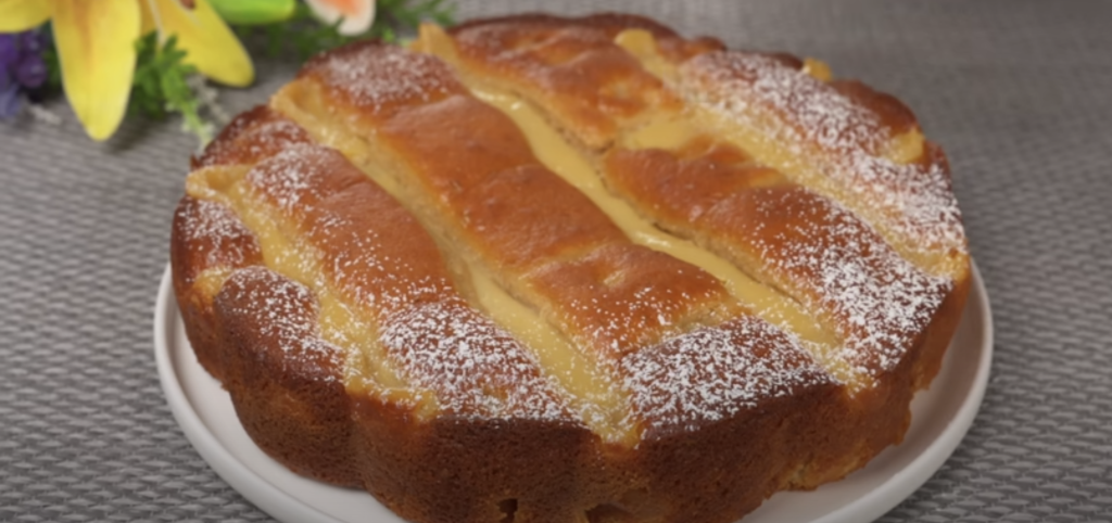 Mřížkový jablečný koláč s vanilkovým pudinkem a karamelizovanými jablky – vláčný a voňavý dezert