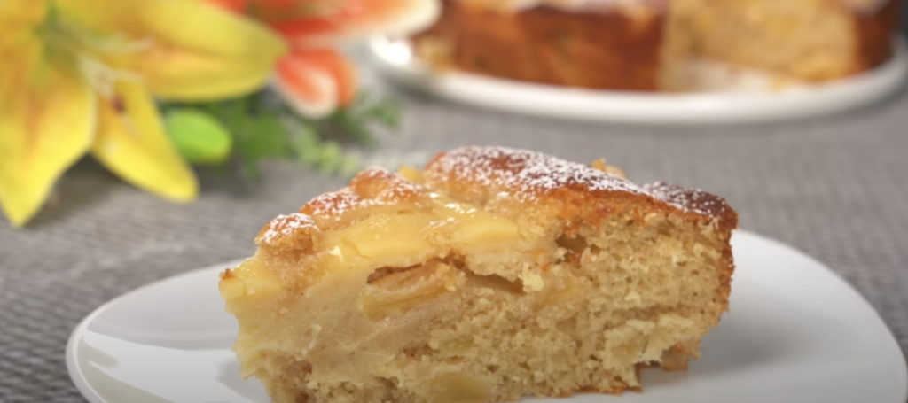 Mřížkový jablečný koláč s vanilkovým pudinkem a karamelizovanými jablky – vláčný a voňavý dezert