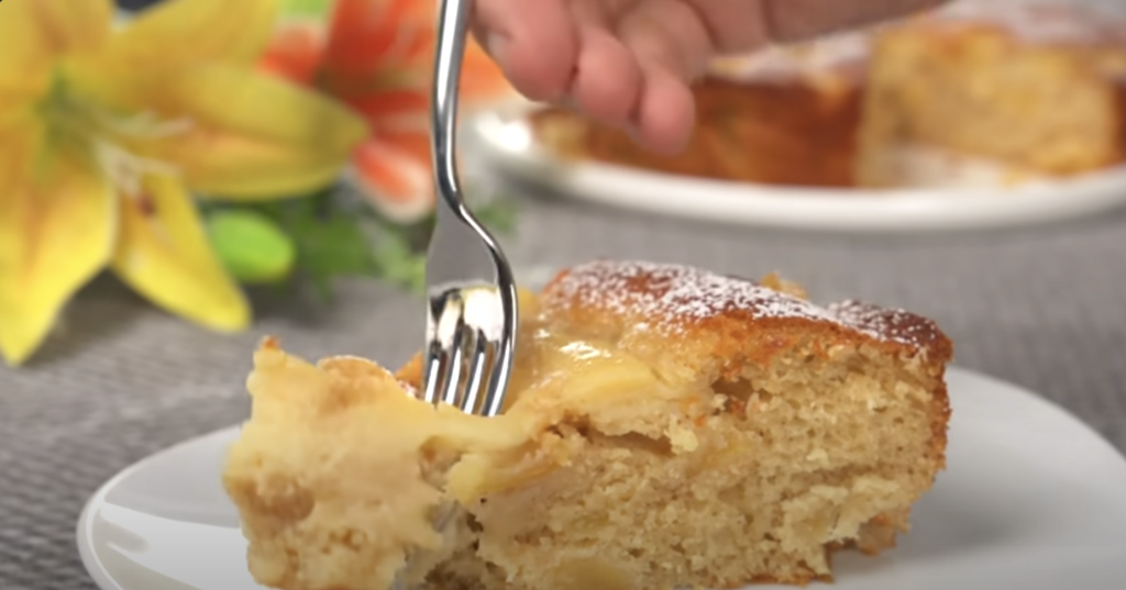 Mřížkový jablečný koláč s vanilkovým pudinkem a karamelizovanými jablky – vláčný a voňavý dezert