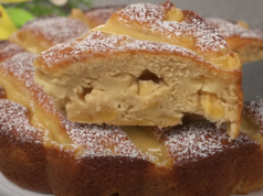 Mřížkový jablečný koláč s vanilkovým pudinkem a karamelizovanými jablky – vláčný a voňavý dezert