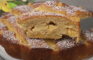 Mřížkový jablečný koláč s vanilkovým pudinkem a karamelizovanými jablky – vláčný a voňavý dezert Mřížkový jablečný koláč s vanilkovým pudinkem a karamelizovanými jablky – vláčný a voňavý dezert