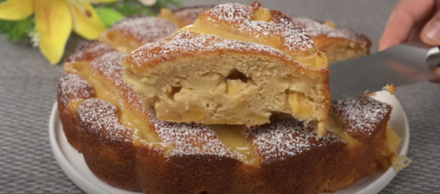 Mřížkový jablečný koláč s vanilkovým pudinkem a karamelizovanými jablky – vláčný a voňavý dezert