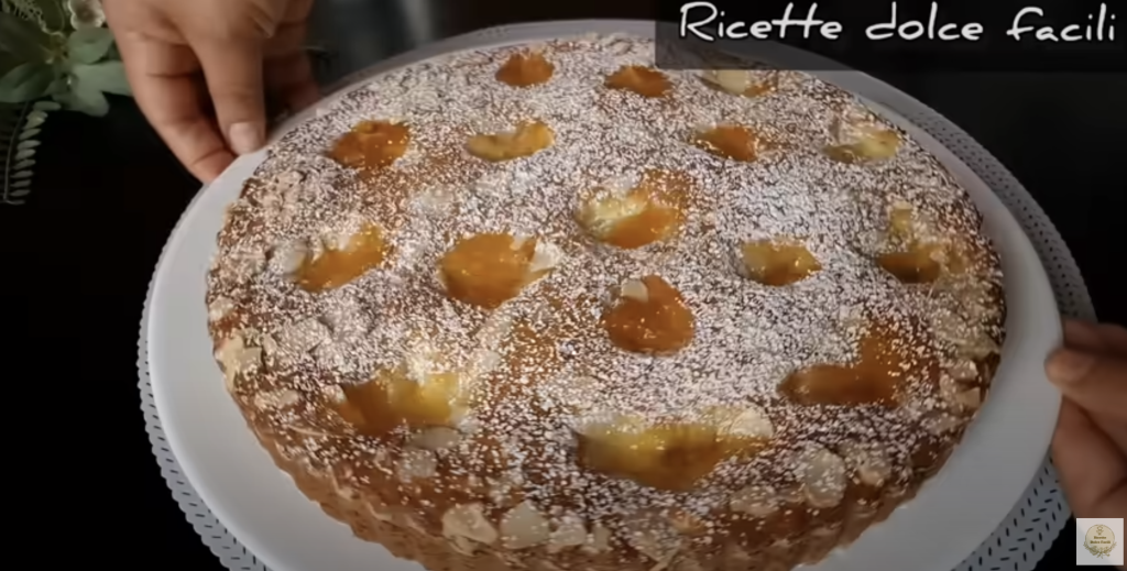 Jemný jogurtový koláč s meruňkovým džemem a mandlovými lupínky