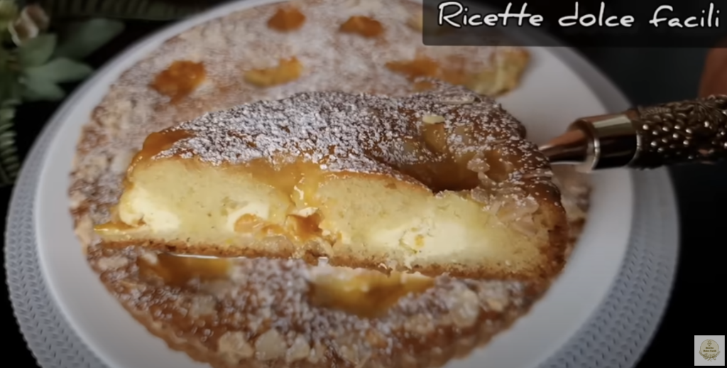 Jemný jogurtový koláč s meruňkovým džemem a mandlovými lupínky