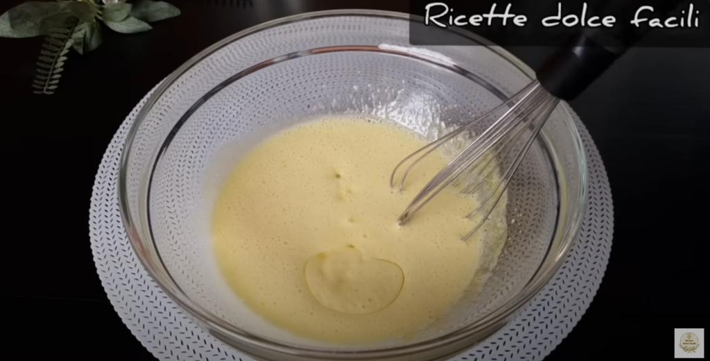 Jemný jogurtový koláč s meruňkovým džemem a mandlovými lupínky