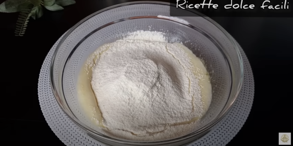 Jemný jogurtový koláč s meruňkovým džemem a mandlovými lupínky