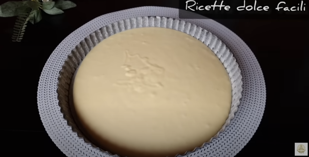 Jemný jogurtový koláč s meruňkovým džemem a mandlovými lupínky