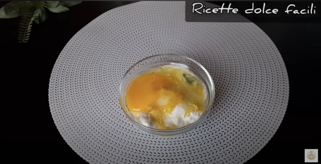 Jemný jogurtový koláč s meruňkovým džemem a mandlovými lupínky