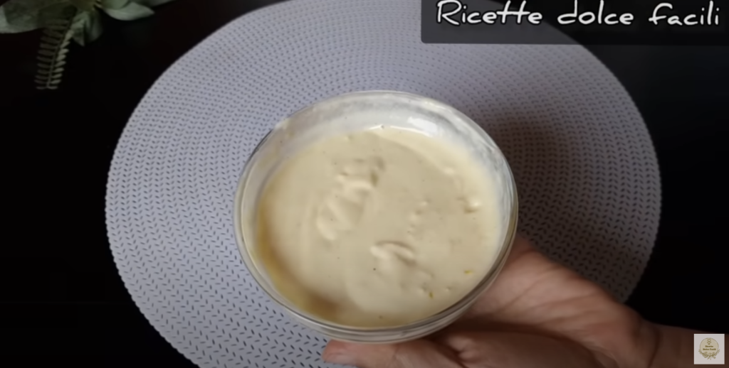 Jemný jogurtový koláč s meruňkovým džemem a mandlovými lupínky