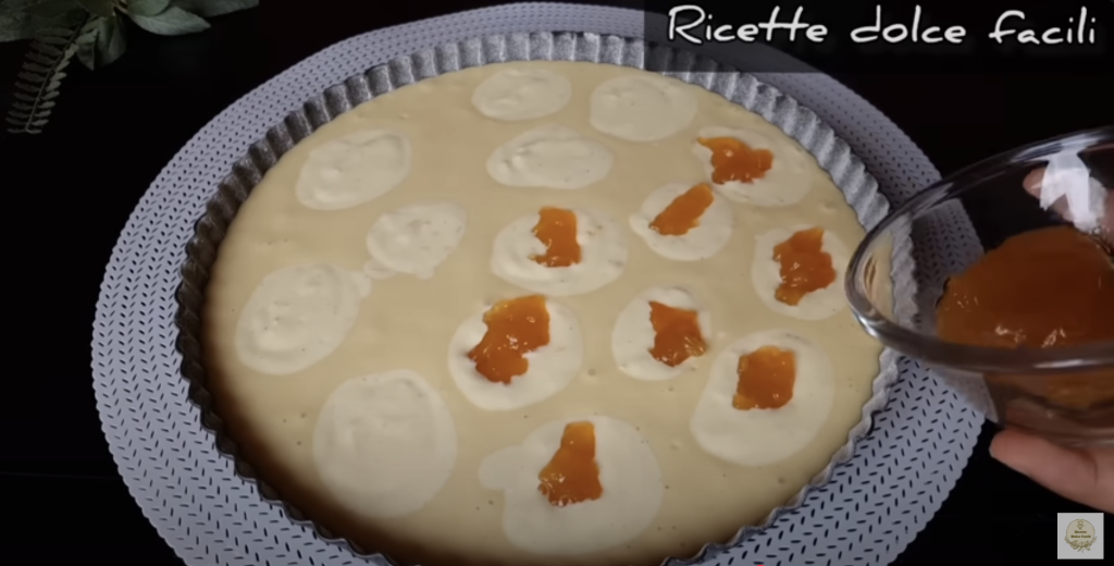 Jemný jogurtový koláč s meruňkovým džemem a mandlovými lupínky