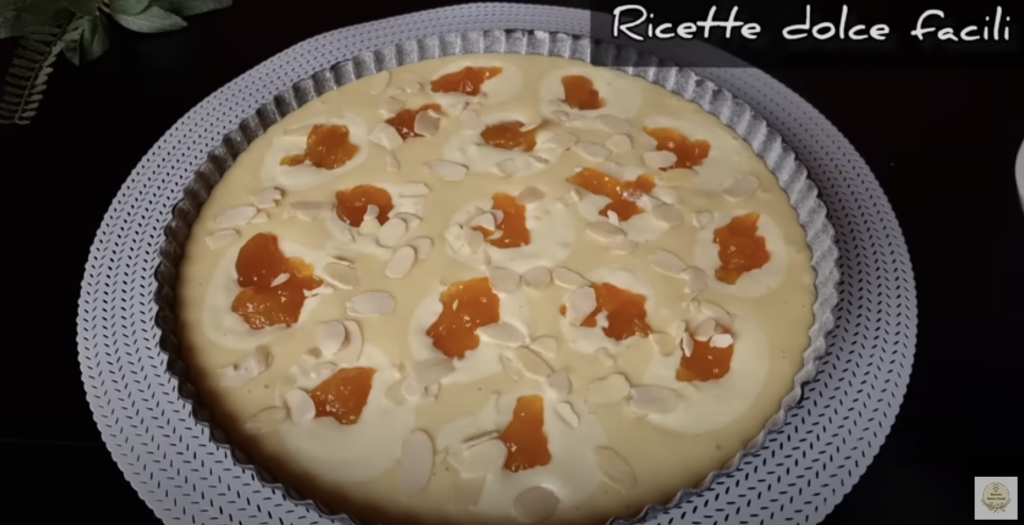 Jemný jogurtový koláč s meruňkovým džemem a mandlovými lupínky