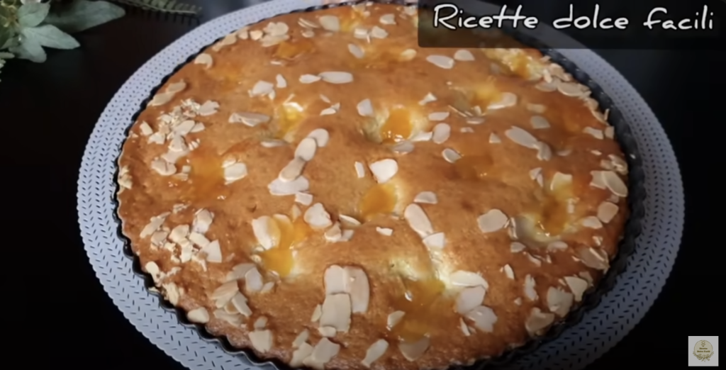 Jemný jogurtový koláč s meruňkovým džemem a mandlovými lupínky