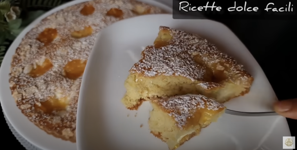 Jemný jogurtový koláč s meruňkovým džemem a mandlovými lupínky