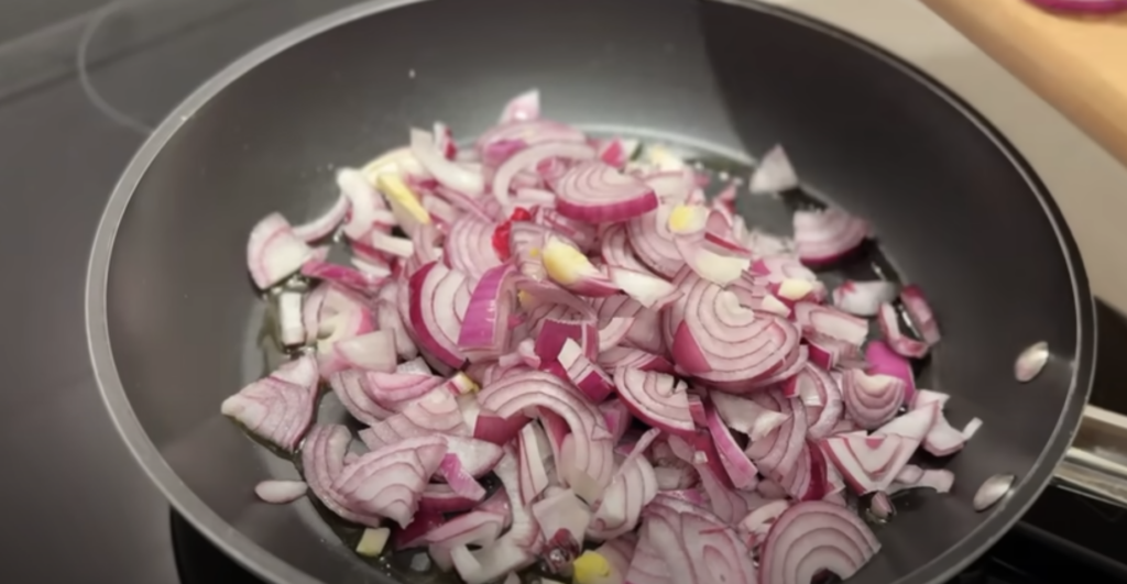 Gratinované vrstvené lilky s cibulovo-klobásovou směsí a sýrem